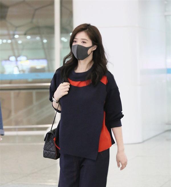 35岁的蒋欣剪了新款发型，这发型也太修饰人了，大饼脸变瓜子脸