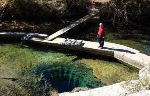 美国一个4米宽的水坑，已有多人在此遇难，游客却还是蜂拥而至