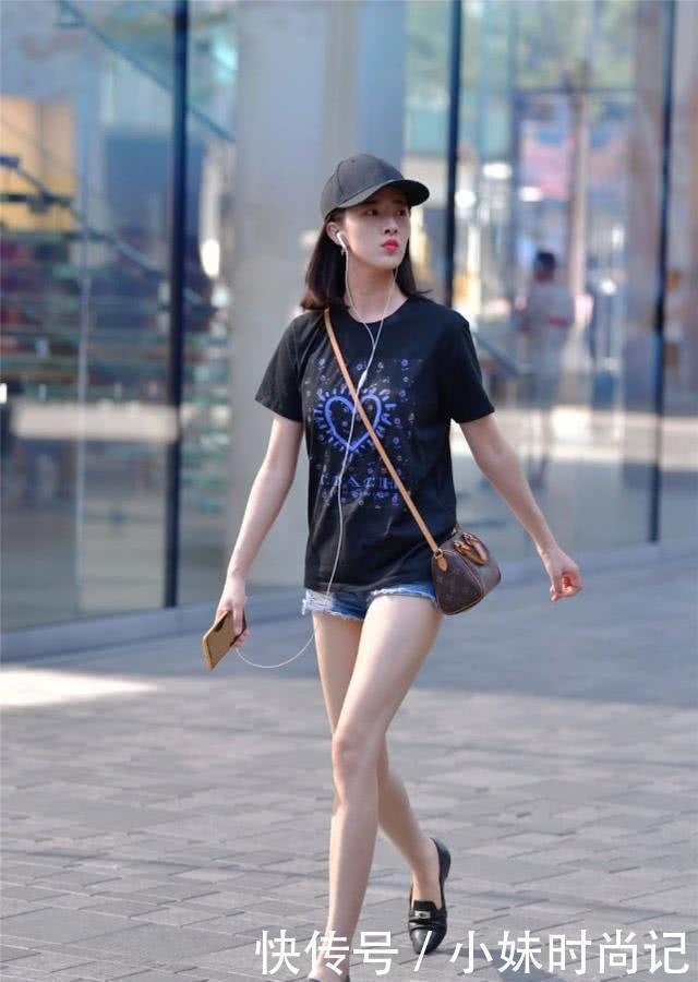  『感觉』街拍青春靓丽很显美女的时尚态度,美感大方给人潇洒大气的感觉