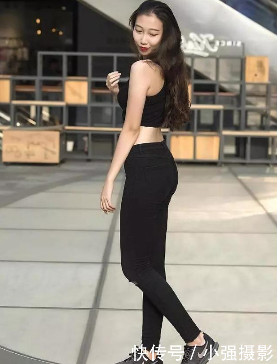穿着黑色紧身裤的小姐姐，性感又显年轻魅力！