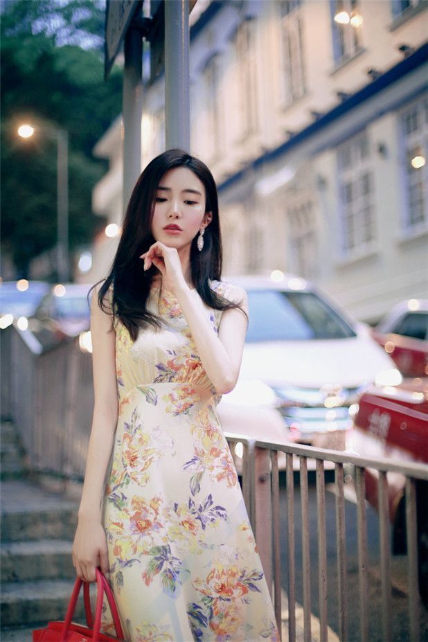「半身裙」小美女身穿半身裙,非常减龄的一款连衣裙,显得清新怡人