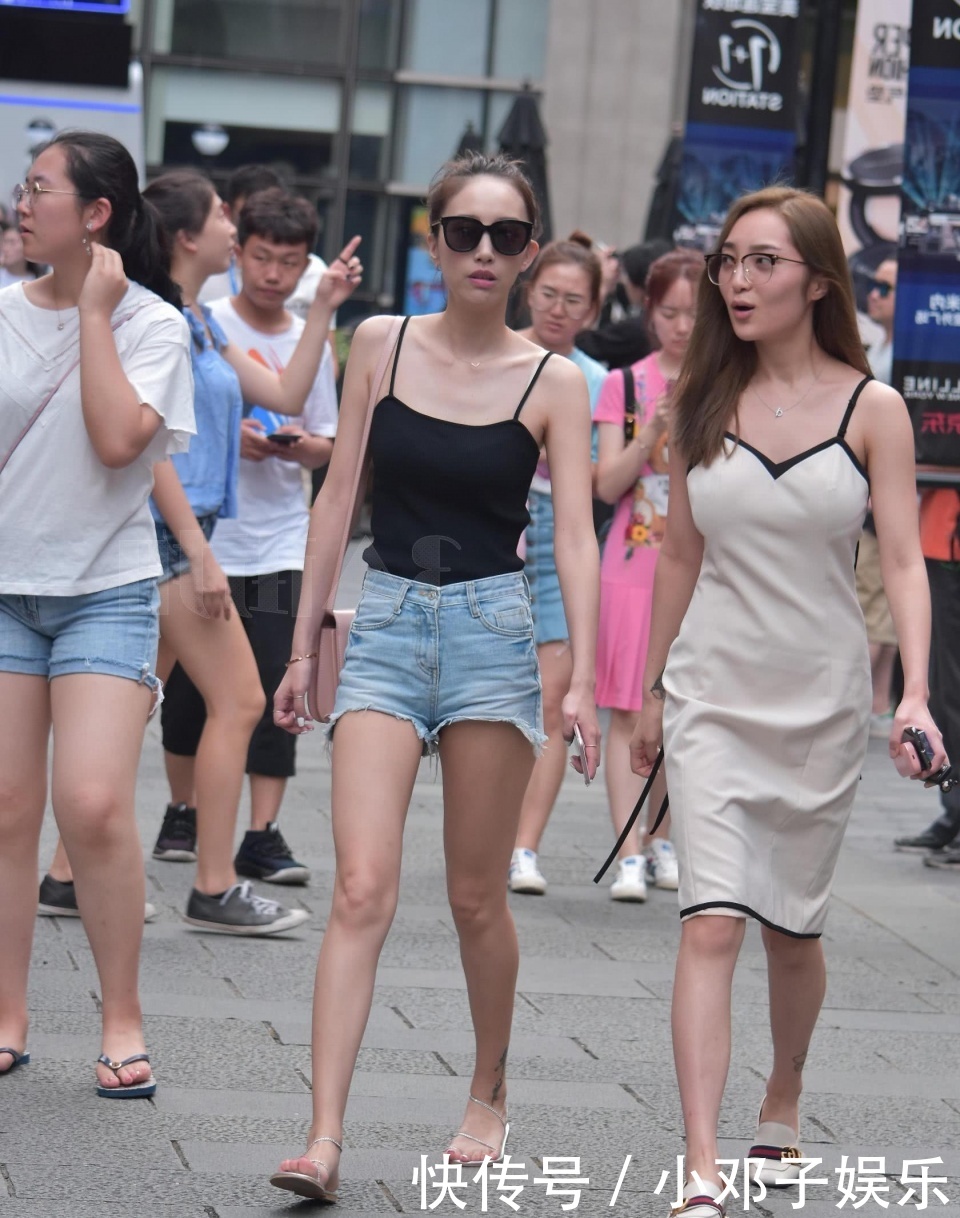 街拍：小姐姐吊带裙穿出微胖身材，三人排成排，成一道亮丽风景