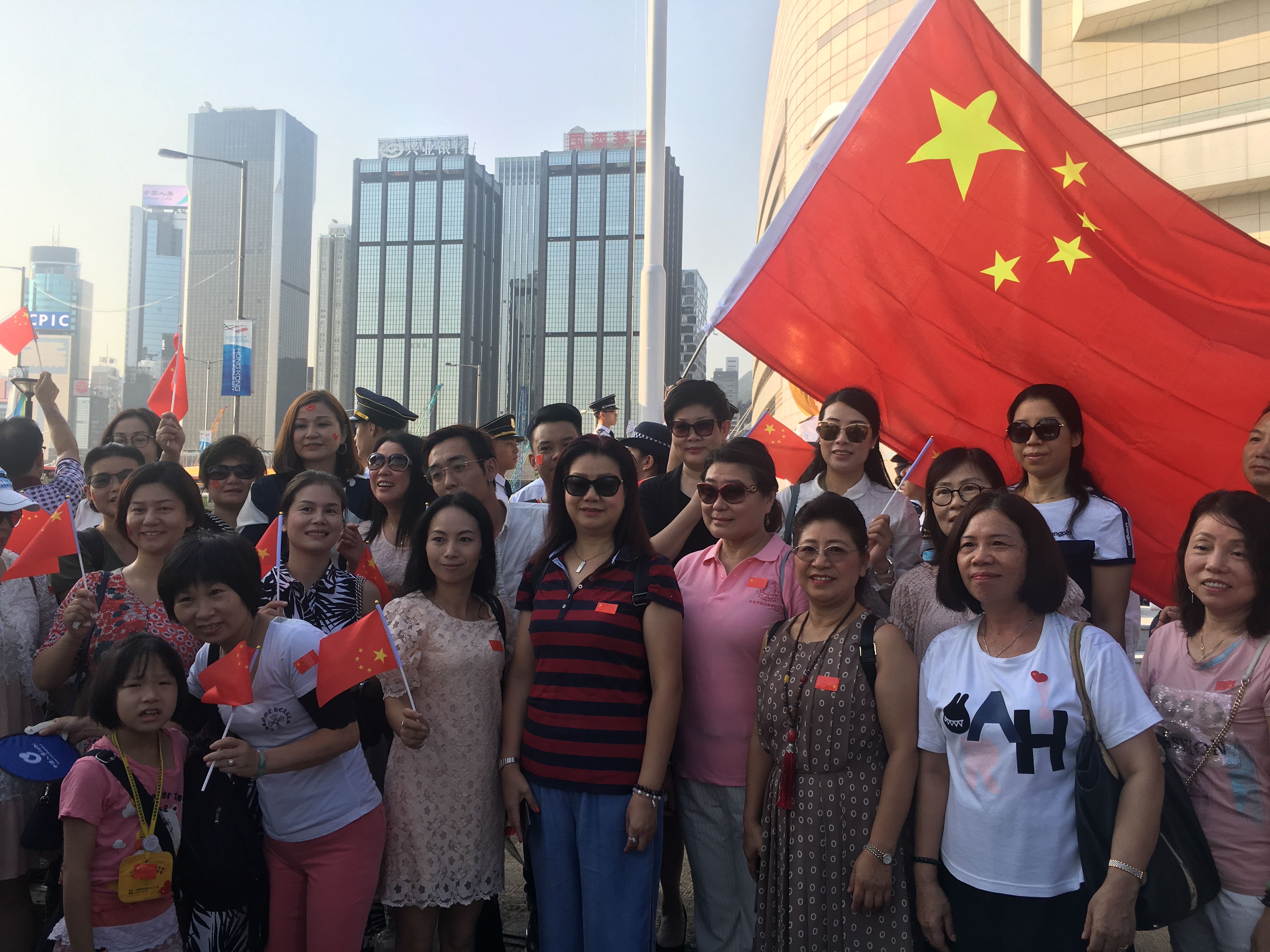  照亮■今晨，巨幅五星红旗照亮香港金紫荆广场