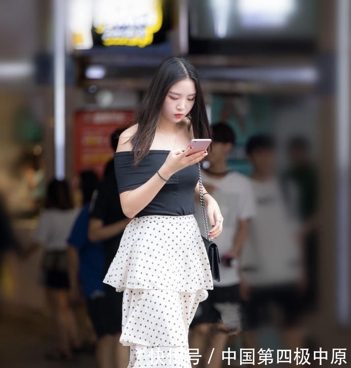 【气质】时尚街拍,图一小姐姐简单的黑白色搭配,很酷很时尚,太有气质了