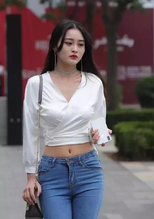  「有型」身材出众的女神丰满有型，牛仔裤搭配更完美，小姐姐清新又养眼！