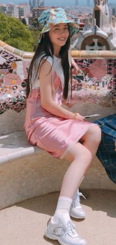 郭碧婷穿印花裙女人味爆棚，不显老气反而很高级，气质真不一般！