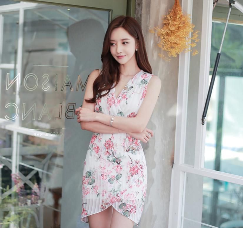 街拍:紧身包臀裙美女,展现美好身段,尽显优雅气息!