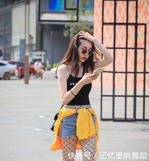 街拍热潮单品网状丝袜，美女穿上兼备性感和运动风
