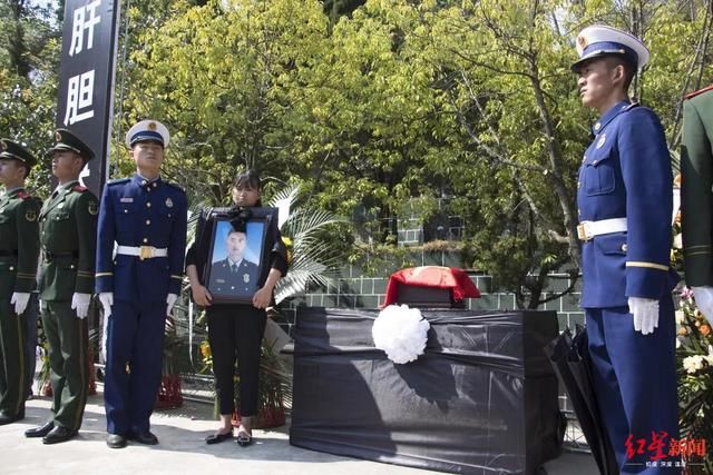 最后看一眼故乡！烈士张浩回家，西昌数万群众迎接