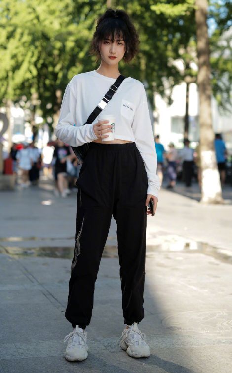 街拍：谁说好身材一定要穿紧身裤，宽松长裤依然是不败的单品
