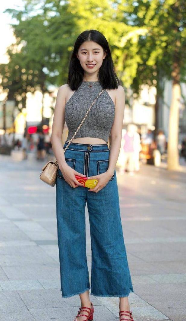 街拍 美女街头风的修身超短裤，大秀又长又直的双腿 尽显曼妙！