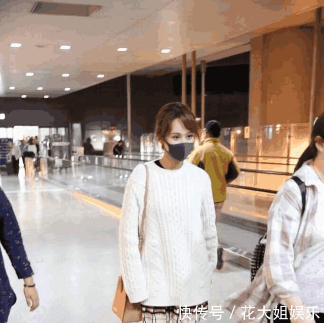 都以为换了眉型的杨紫美了 巴黎一回来却穿起前年流行的毛衣
