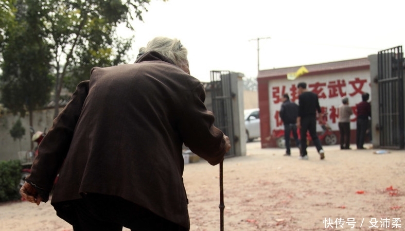  【公粮】专家说出了几点理由，认为农民应该领退休金，不知道大