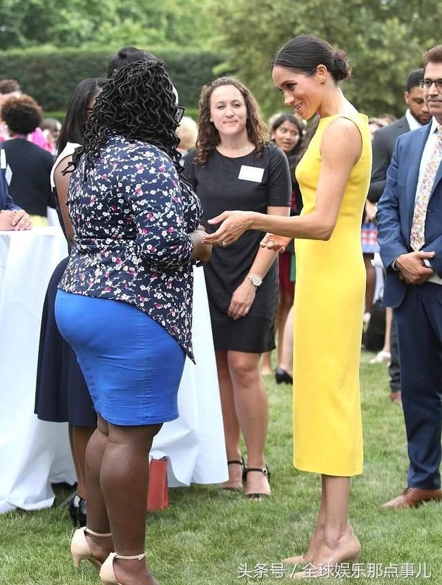 新王妃梅根穿亮黄色铅笔裙亮相，要是凯特王妃在，可能还是会输
