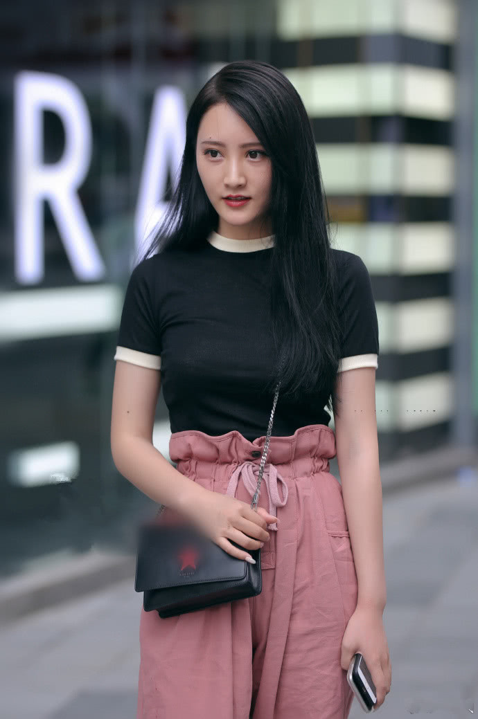 街拍：戴上墨镜的小姐姐，优雅迷人，绽放青春女神范