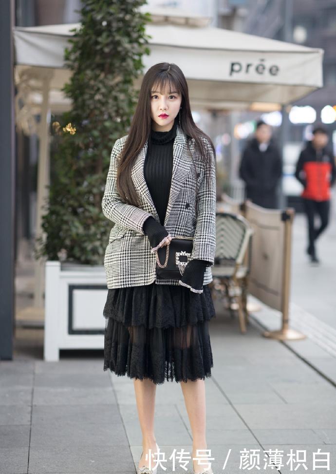 『小姐姐』街拍：初春浅色穿搭更流行，穿对这几款够你美了，想低调都不行！