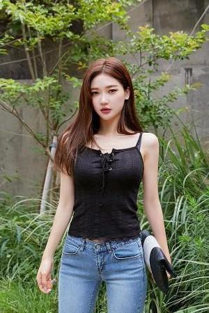 清新美女身穿吊带背心搭配牛仔裤，秀出漂亮的身材，非常有女人味