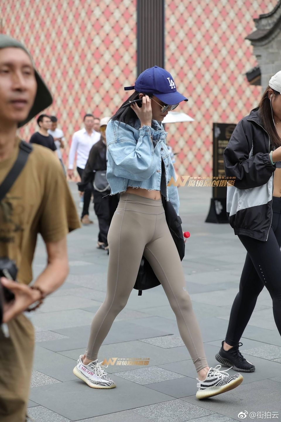 一点点街拍:小姐姐丰满的身材穿瑜伽裤很性感,穿个外套不热吗?