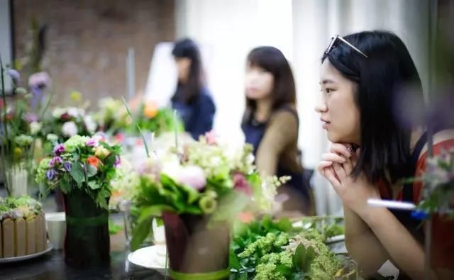  「新娘」一场婚礼中新娘的手捧花该如何颜色搭配，手捧花可以有哪些出众的设计