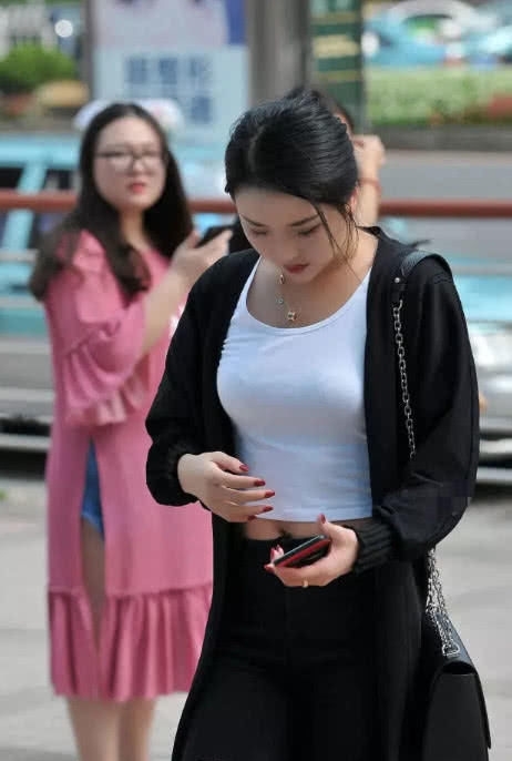 『气质』黑白搭配的效果,给人时尚大气的感觉,彰显现代年轻女性的气质!