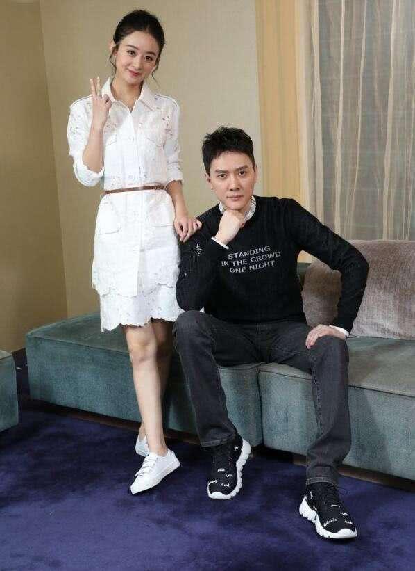 冯绍峰赵丽颖街边被拍，但是却有粉丝质疑真假