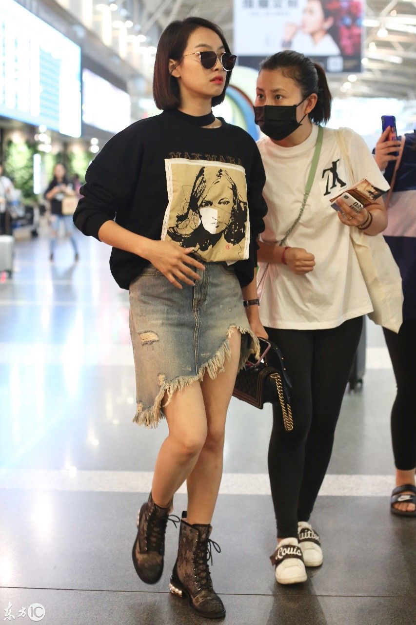 宋茜现身北京机场，牛仔短裙修出新高度 网友:右手慌忙无处可放