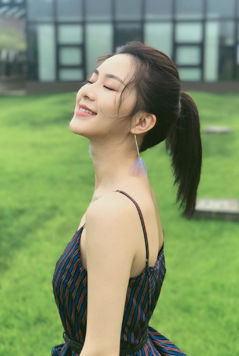 刘颖伦吊带裙写真图集，时尚性感，气质迷人，值得关注!