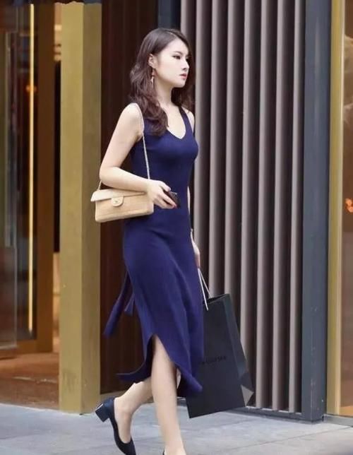  『显得』潮范儿女神来了，街拍：媚态如风的小姐姐，一条红色的连衣裙，时尚优雅风采迷人