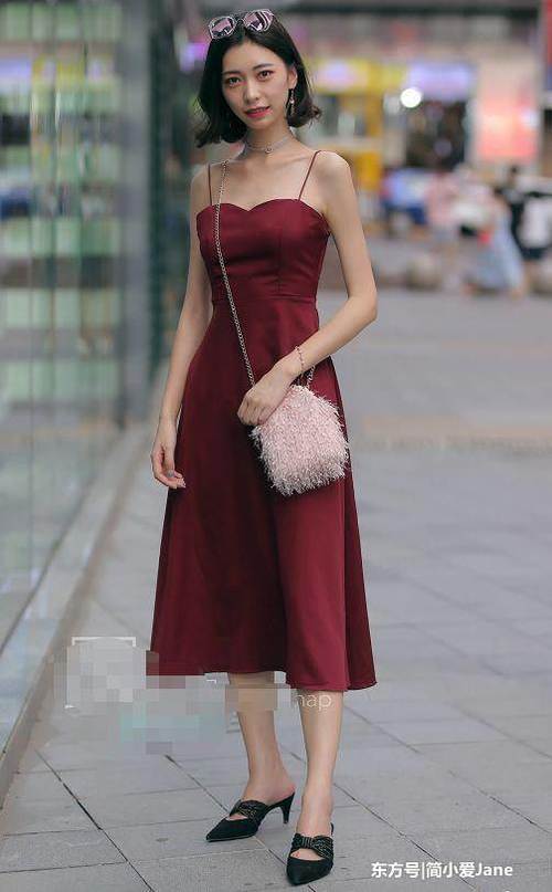 街拍：图五闺蜜紧身包裙上阵，“养眼”的身材，百分百的回头率