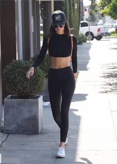 一身黑色紧身衣的小姐姐感觉酷酷的，强大的气场真不是一般人能比