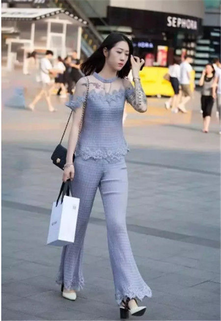 气质|街拍:美女身穿抹胸长裙,长发披肩,气质温婉动人