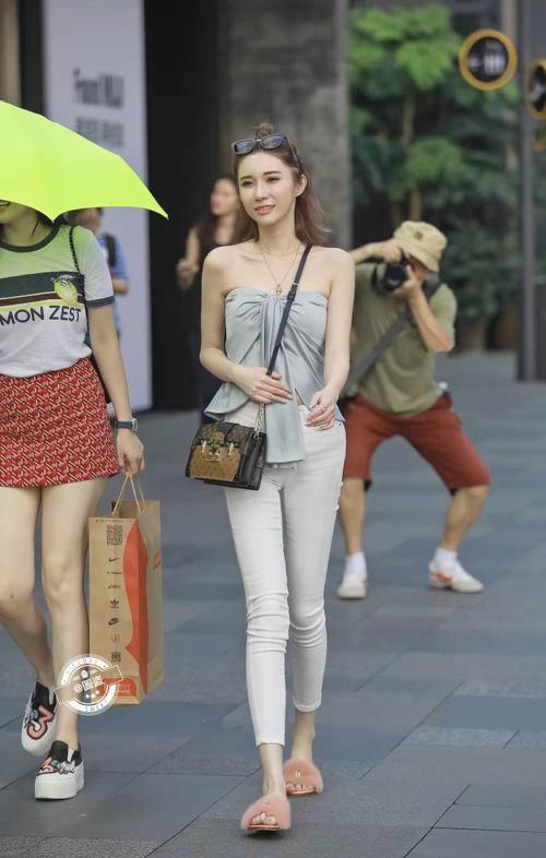 路人街拍，白色抹胸长裤套装，只有出席正式的场合才会这么穿吧