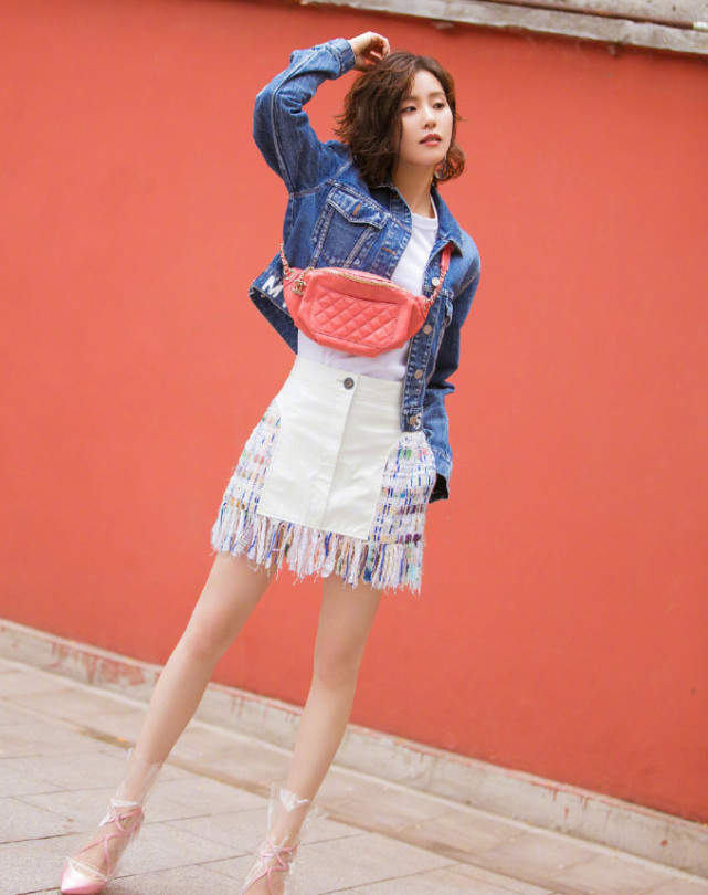 刘诗诗的“拖把”裙太别致了，穿高跟鞋还要套塑料袋，为了防雨