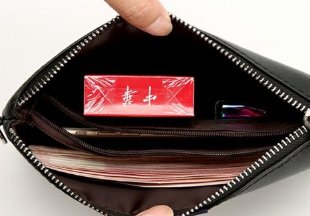 有钱人包里放一包中华烟什么意思?贼强悍，后悔才知道