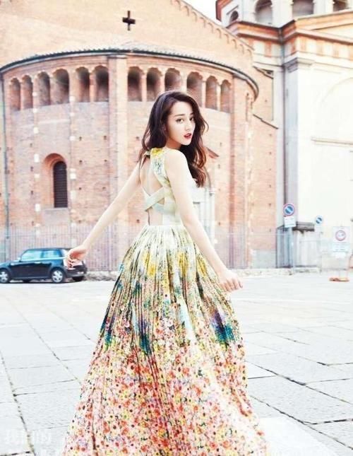 迪丽热巴穿吊带连衣裙，裙子开叉无边际，网友：谁都没你敢穿！