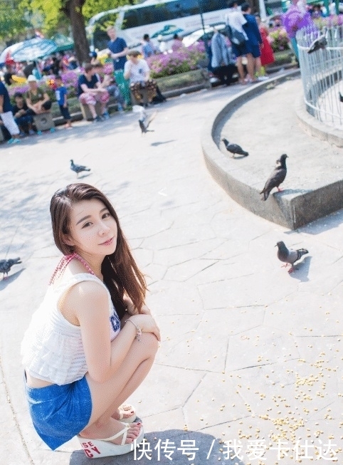  #蓝色#长发美女穿蓝色短裙，搭配清爽十足，时尚出彩又美观