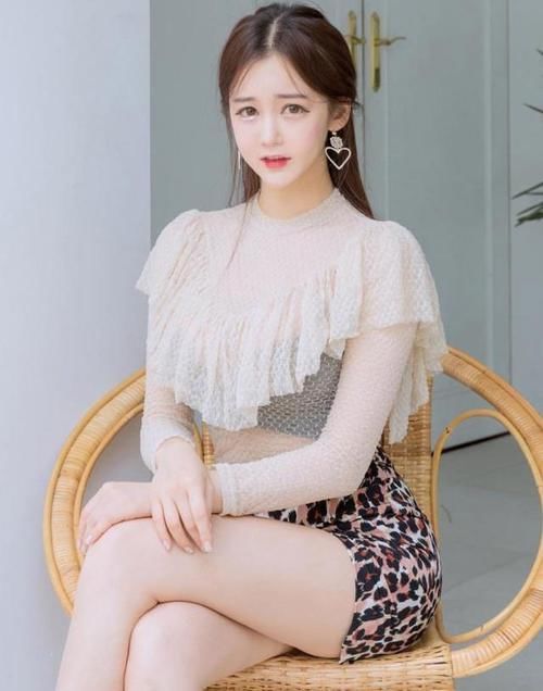  『春光』不负这明媚春光，时尚连衣裙小姐姐气质高雅华贵，气质实在迷人！