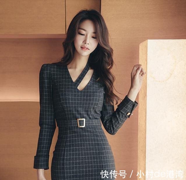 出街游玩选择一件小方格包臀裙，朴正允穿着优雅又有女人味