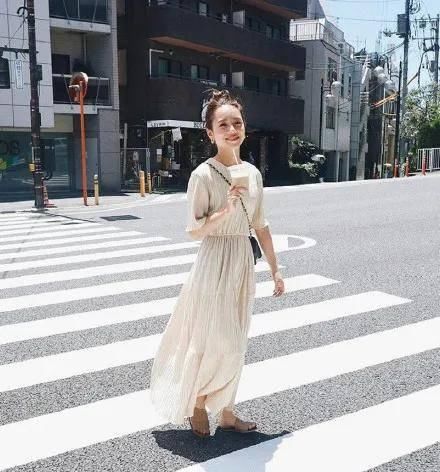  女生■黑黄皮的小个子女生相貌一般却很时尚潮流！穿衣搭配显瘦气场，填满现代感！