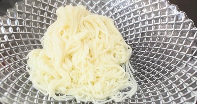  「再穷」再穷都吃得起的“洋美食”，一把面条简单一做秒变高大上，真解馋