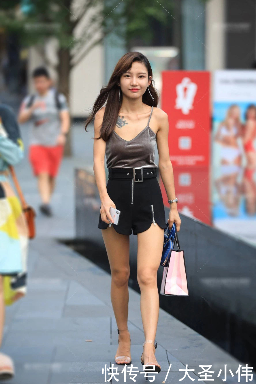  [美女]美女街拍：没想到身材娇小的小姐姐，也能穿搭出性感范！
