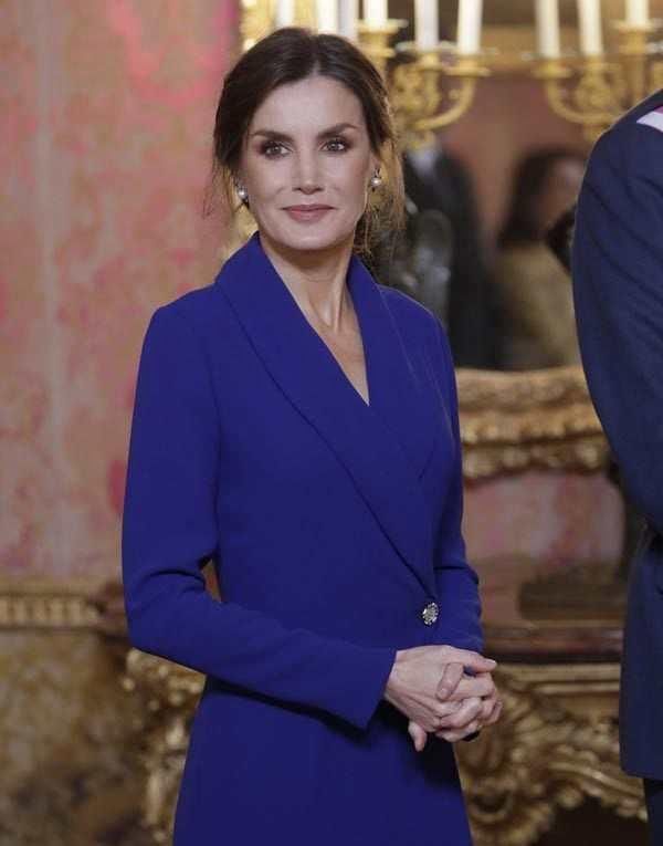 西班牙王后新年首秀,穿蓝宝石长袍显端庄优雅