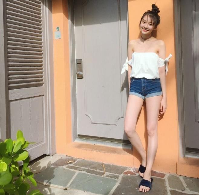 街拍:紧身牛仔裤惬意舒适的搭配，尽显小姐姐大长腿，青春时尚感