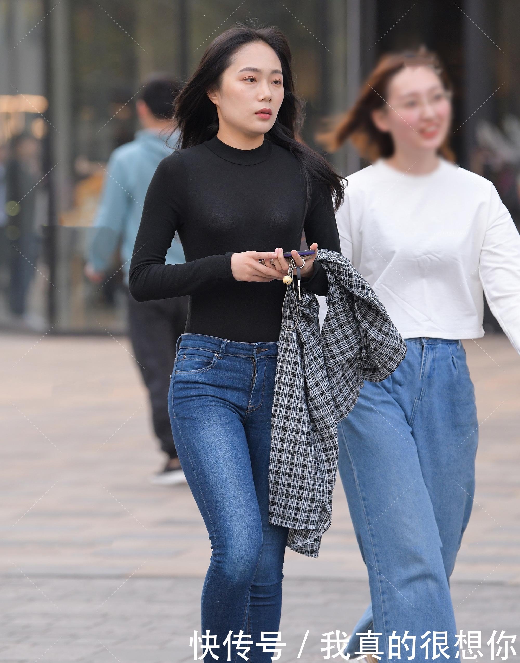 凹凸■“凹凸有致”的靓妹,上衣统统塞进裤子里,肤白貌美还是个大长腿