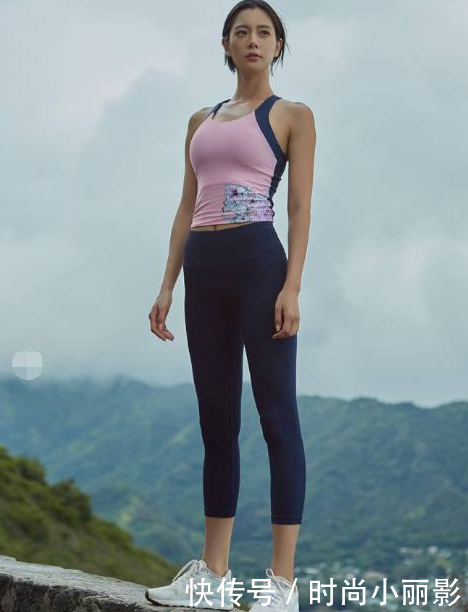 紧身打底裤：洒脱自由的年轻美女，灵动优雅，很招人喜欢！