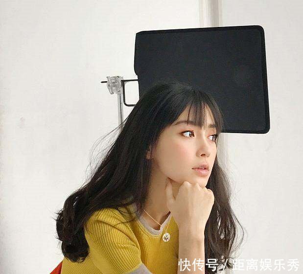 迪丽热巴掀起刘海儿好像换了一个人, 沈梦辰直接让人认不出来!