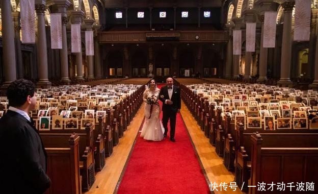 『实力』外国伴郎实力抢镜,入场中途耍酷劈叉结果裤子破了,尴尬又搞笑