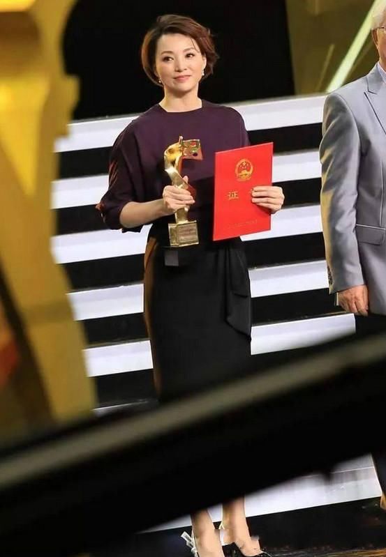 董卿怎么想不开？45岁还迷恋瘦脸针！