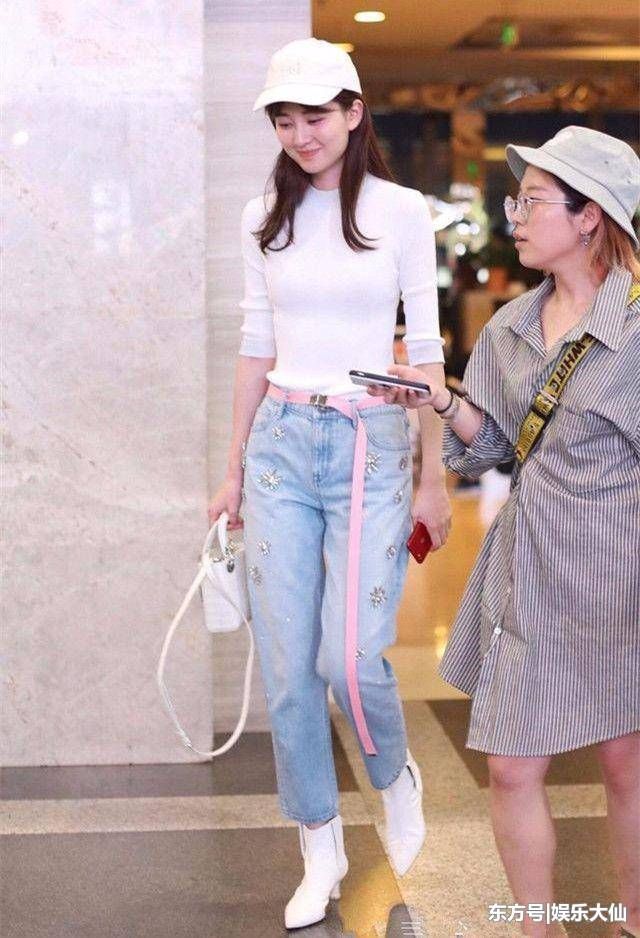 乔欣穿白色紧身衣现身机场，网友:这身材，忍不住多看一眼!