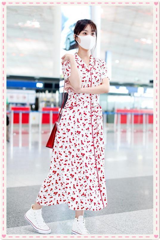 63岁赵雅芝美的让人忘了年龄，同穿樱桃裙，竟不输30岁李菲儿